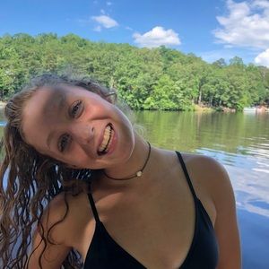 Meet your Posher, Lara